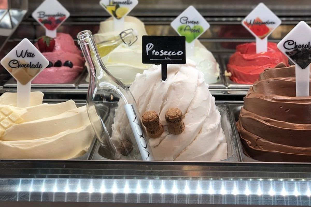Vitrine met verschillende smaken met ijs van ijssalon Pinoccio